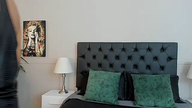 Snapshot of Robin_Rief chatting on 10-14-25, 03:40 Robin Rief online show from 10-14-25, 03:40