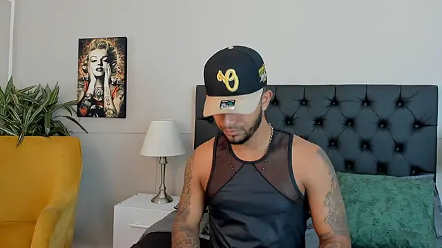 Snapshot of Robin_Rief chatting on 10-12-25, 03:30 Robin Rief online show from 10-12-25, 03:30