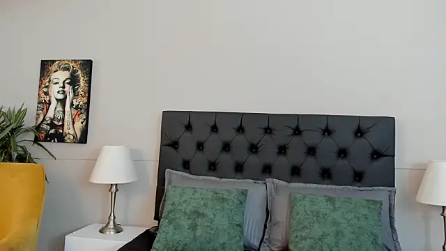 Snapshot of Robin_Rief chatting on 10-18-25, 03:41 Robin Rief online show from 10-18-25, 03:41