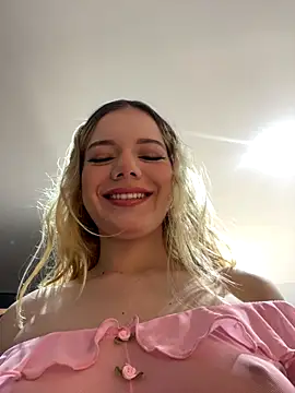Snapshot of NicoleCut chatting on 10-06-25, 11:00 NicoleCut online show from 10-06-25, 11:00