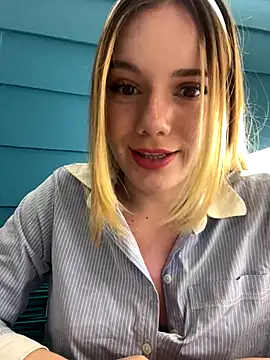 Snapshot of NicoleCut chatting on 10-11-25, 11:06 NicoleCut online show from 10-11-25, 11:06
