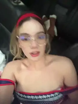 Snapshot of NicoleCut chatting on 05-01-26, 10:15 NicoleCut online show from 05-01-26, 10:15