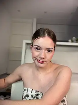 Snapshot of NicoleCut chatting on 05-18-26, 11:42 NicoleCut online show from 05-18-26, 11:42