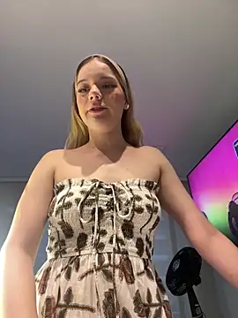 Snapshot of NicoleCut chatting on 10-19-25, 11:35 NicoleCut online show from 10-19-25, 11:35
