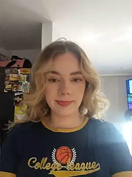 Snapshot of NicoleCut chatting on 05-25-26, 08:57 NicoleCut online show from 05-25-26, 08:57