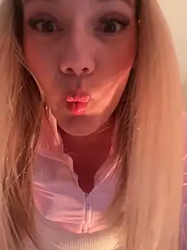 Snapshot of NicoleCut chatting on 02-28-25, 11:03 NicoleCut online show from 02-28-25, 11:03