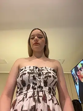 Snapshot of NicoleCut chatting on 10-16-25, 10:45 NicoleCut online show from 10-16-25, 10:45