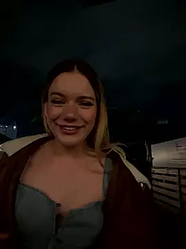 Snapshot of NicoleCut chatting on 10-12-25, 11:17 NicoleCut online show from 10-12-25, 11:17
