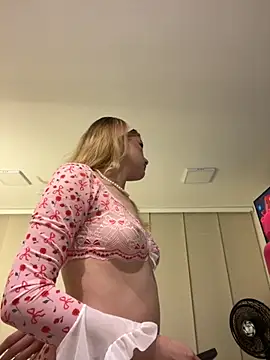 Snapshot of NicoleCut chatting on 09-12-25, 10:37 NicoleCut online show from 09-12-25, 10:37