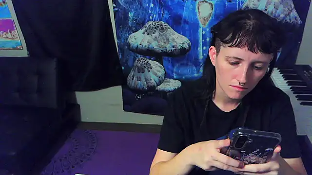  hellostormy  online show from 10-31-25, 09:06