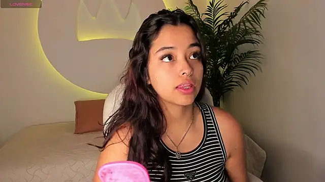 Snapshot of Ariana_Pierce chatting on 10-11-25, 12:28 Ariana Pierce online show from 10-11-25, 12:28