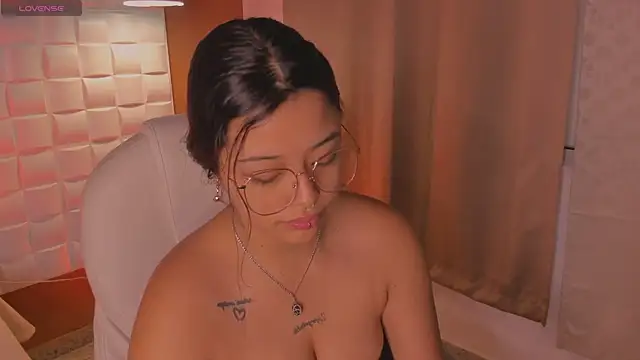 Snapshot of Ariana_Pierce chatting on 09-22-25, 02:01 Ariana Pierce online show from 09-22-25, 02:01