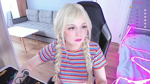 Snapshot of Amy_honey_angel chatting on 04-03-26, 10:22 Amy honey angel online show from 04-03-26, 10:22