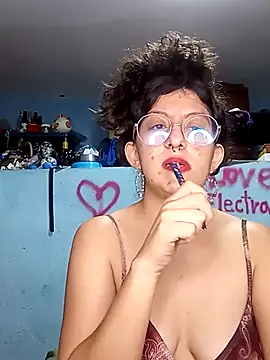 Snapshot of LoveElectra chatting on 04-06-26, 12:39 LoveElectra online show from 04-06-26, 12:39