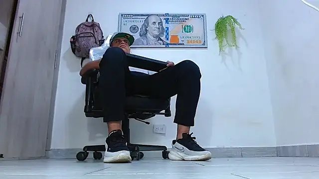 Snapshot of boss_of_cash chatting on 06-15-26, 04:06 boss of cash online show from 06-15-26, 04:06