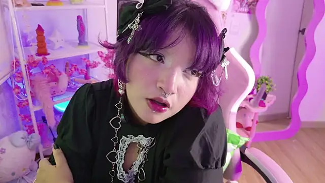 Snapshot of lady_noize chatting on 06-14-26, 02:24 lady noize online show from 06-14-26, 02:24