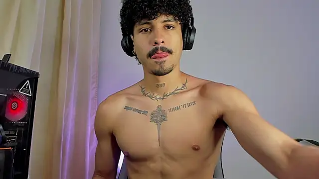 Snapshot of Lukeetaylor chatting on 07-12-26, 02:51 Lukeetaylor online show from 07-12-26, 02:51