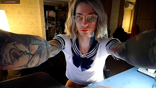 Snapshot of Julia_dolls chatting on 12-14-25, 10:21 Julia dolls online show from 12-14-25, 10:21