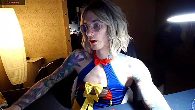 Snapshot of Julia_dolls chatting on 11-28-25, 07:14 Julia dolls online show from 11-28-25, 07:14