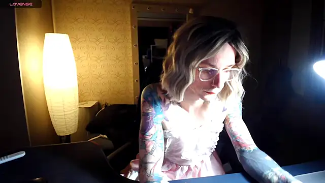 Snapshot of Julia_dolls chatting on 11-21-25, 06:18 Julia dolls online show from 11-21-25, 06:18