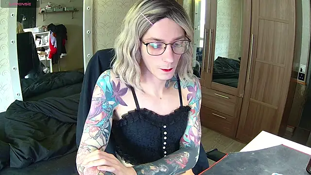 Snapshot of Julia_dolls chatting on 02-28-25, 12:09 Julia dolls online show from 02-28-25, 12:09