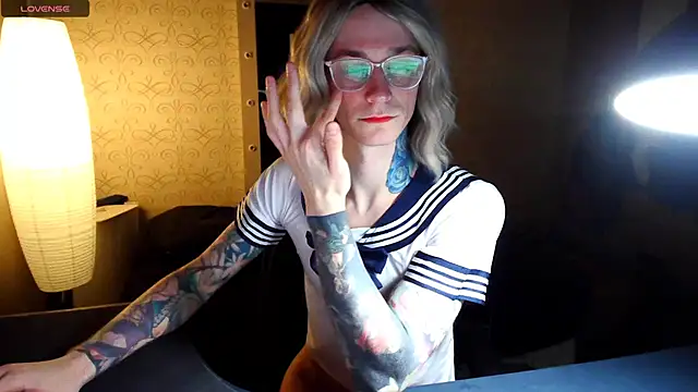 Snapshot of Julia_dolls chatting on 12-15-25, 05:52 Julia dolls online show from 12-15-25, 05:52