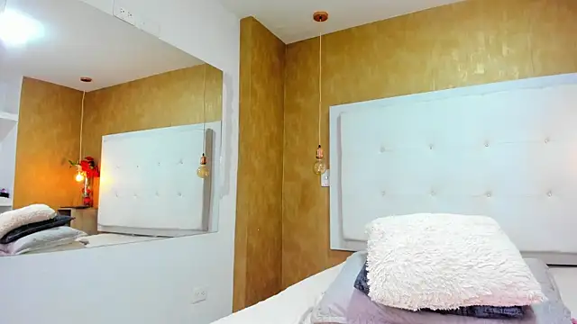 Snapshot of Milaspetite chatting on 02-25-26, 08:08 Milaspetite online show from 02-25-26, 08:08