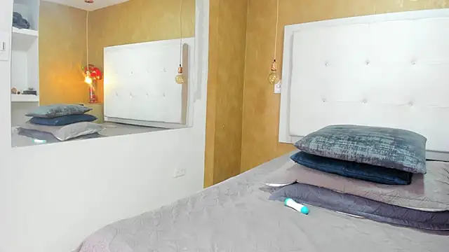 Milaspetite online show from 04-21-26, 08:04