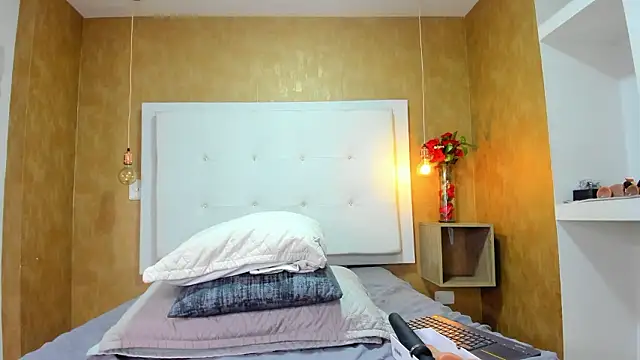 Milaspetite online show from 03-12-26, 08:13