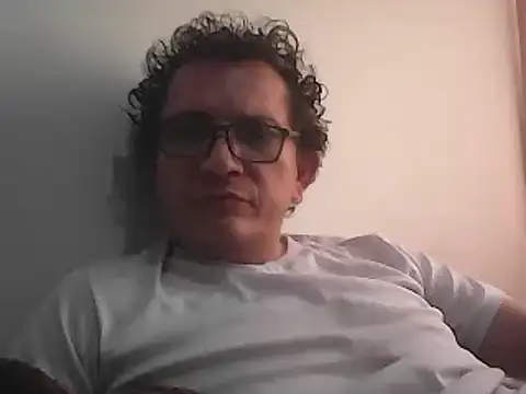 Snapshot of Bombi22 chatting on 11-27-25, 03:45 Bombi22 online show from 11-27-25, 03:45