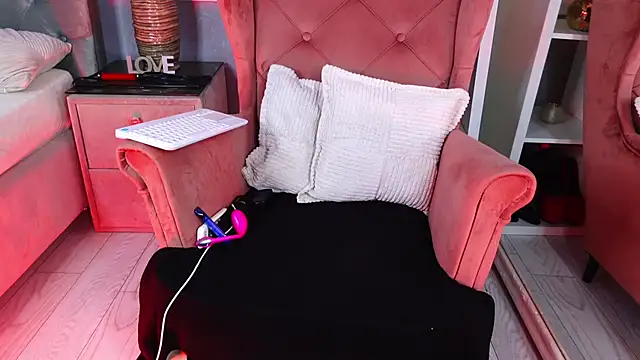 Snapshot of AQueenMonica chatting on 09-09-25, 04:27 AQueenMonica online show from 09-09-25, 04:27