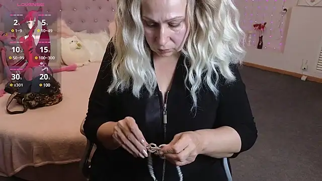 Snapshot of Penelope_Pinky chatting on 02-19-25, 02:22 Penelope Pinky online show from 02-19-25, 02:22