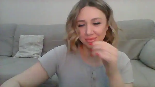 Snapshot of VickyLove047 chatting on 03-18-25, 03:45 VickyLove047 online show from 03-18-25, 03:45