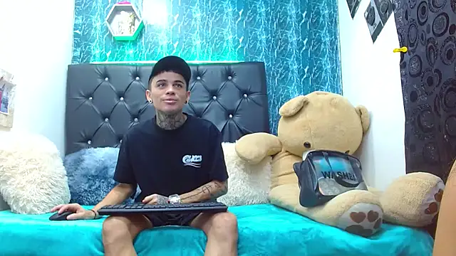 Snapshot of exotic_hot_couple chatting on 03-16-25, 12:12 exotic hot couple online show from 03-16-25, 12:12