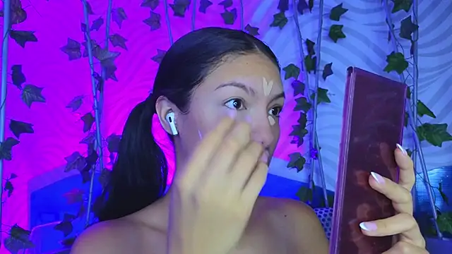 Snapshot of antonellaroux chatting on 09-17-25, 12:18 antonellaroux online show from 09-17-25, 12:18