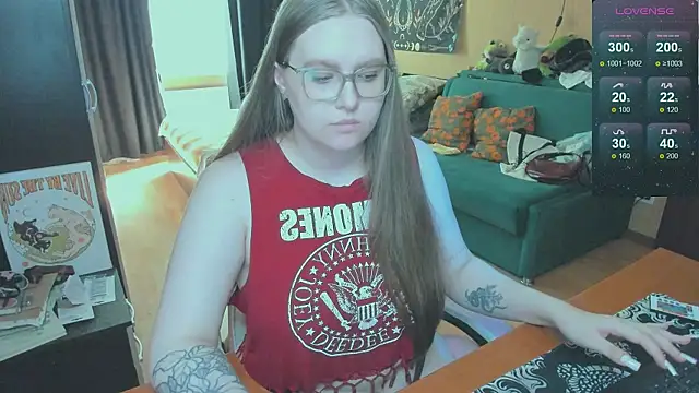 Snapshot of Alice_Dreamgirl_ chatting on 06-08-26, 12:38 Alice Dreamgirl online show from 06-08-26, 12:38