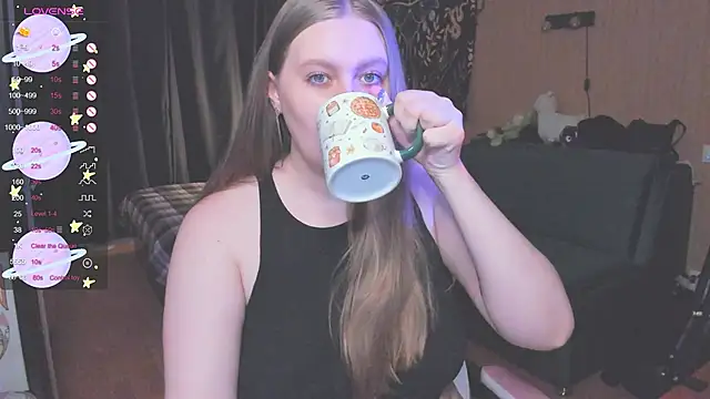 Snapshot of Alice_Dreamgirl_ chatting on 10-18-25, 11:01 Alice Dreamgirl  online show from 10-18-25, 11:01