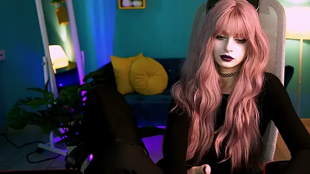 Snapshot of JadeCastle_ chatting on 03-19-25, 05:19 JadeCastle  online show from 03-19-25, 05:19