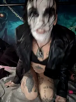 MommyMisfit online show from 10-31-25, 01:46