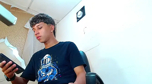 Snapshot of ThorLatinSex chatting on 12-30-24, 08:15 ThorLatinSex online show from 12-30-24, 08:15