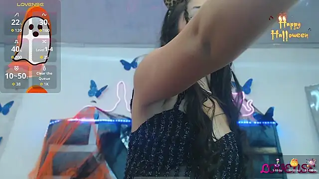 Snapshot of Roxan_Fox- chatting on 10-28-25, 03:29 Roxan Fox- online show from 10-28-25, 03:29