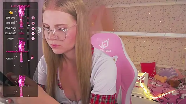 Snapshot of Miss_Esmiie chatting on 02-02-25, 04:05 Miss Esmiie online show from 02-02-25, 04:05