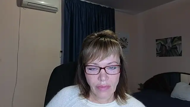 Snapshot of Miss_Moren chatting on 09-28-25, 04:08 Miss Moren online show from 09-28-25, 04:08