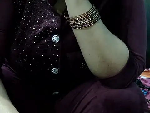 Housewife12 online show from 12-15-25, 09:04