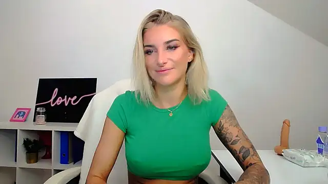 Snapshot of Lia_Benini chatting on 02-27-25, 01:17 Lia Benini online show from 02-27-25, 01:17