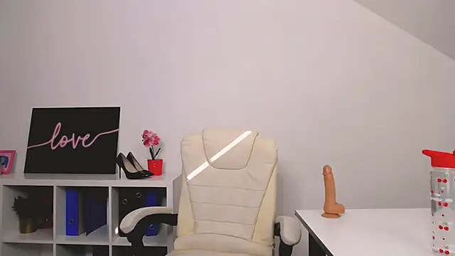 Snapshot of Lia_Benini chatting on 03-16-25, 01:17 Lia Benini online show from 03-16-25, 01:17