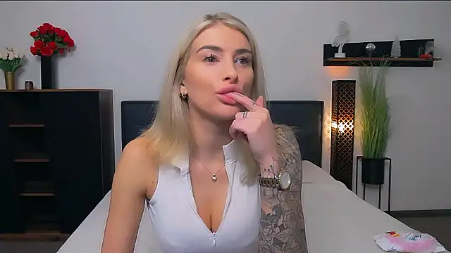 Snapshot of Lia_Benini chatting on 01-12-26, 10:22 Lia Benini online show from 01-12-26, 10:22