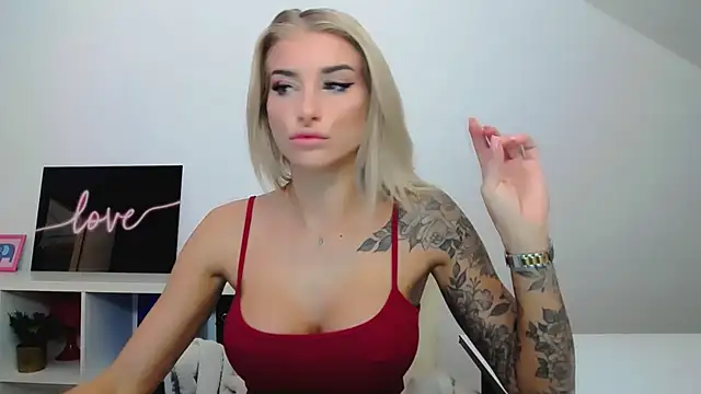 Snapshot of Lia_Benini chatting on 02-23-25, 01:10 Lia Benini online show from 02-23-25, 01:10