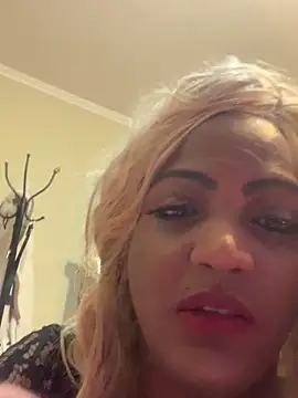 Snapshot of The-Beyonce chatting on 01-02-25, 03:37 The-Beyonce online show from 01-02-25, 03:37