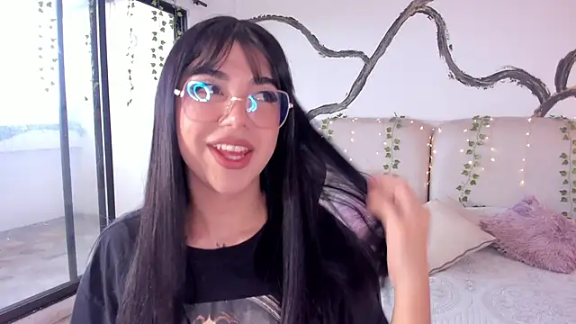 RoseCassie online show from 10-31-25, 01:52